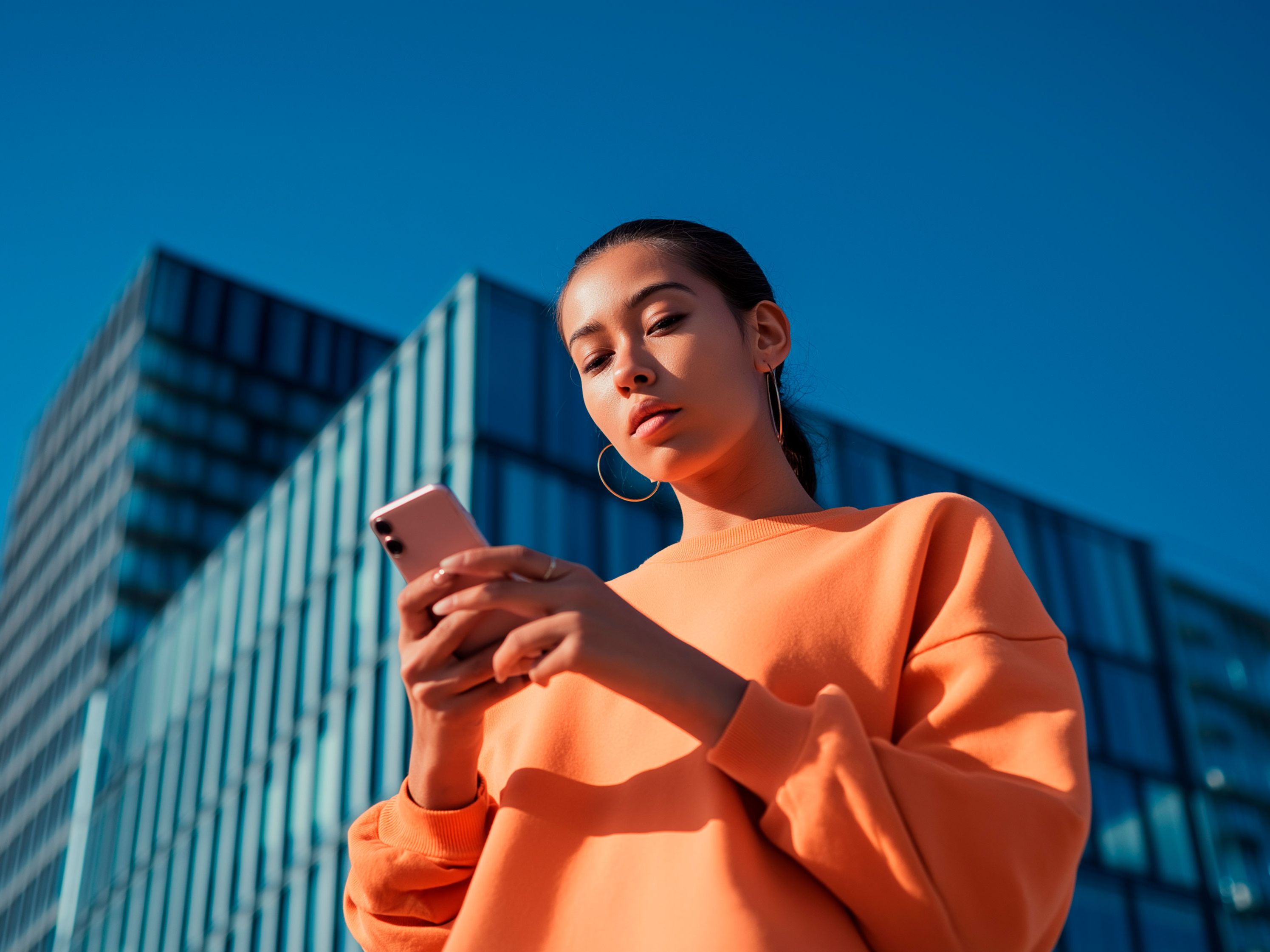 Person hält ihr Smartphone und überprüft die SEAT CONNECT Funktion.