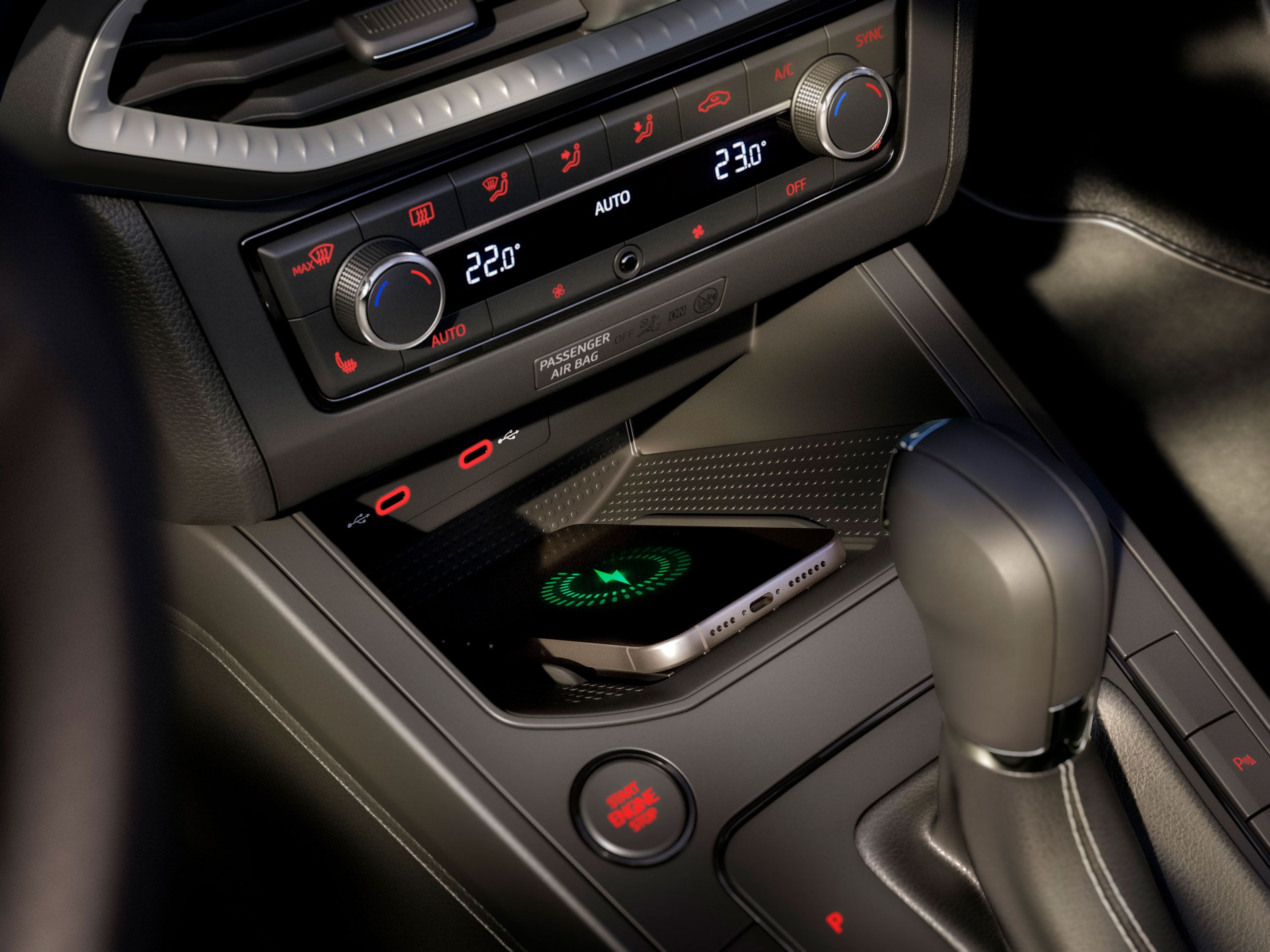 : Innenansicht des SEAT Ibiza mit moderner Technik, darunter die Connectivity Box, gesteuert über die Mittelkonsole.