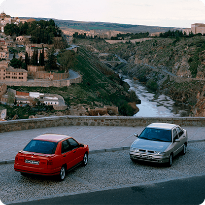 Ein roter und ein silberner SEAT Toledo von 1991.
