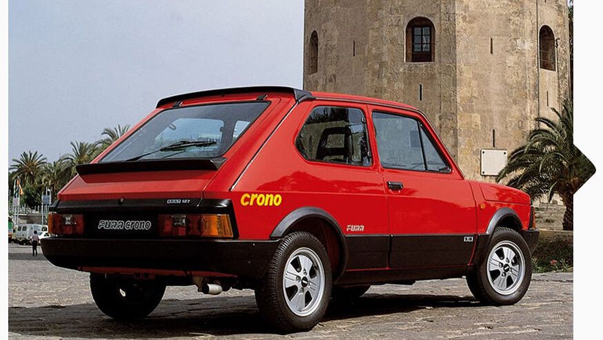 Heckansicht eines roten SEAT Fura Crono von 1982.