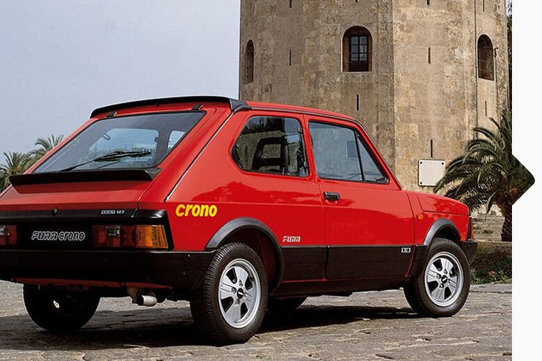 Heckansicht eines roten SEAT Fura Crono von 1982.