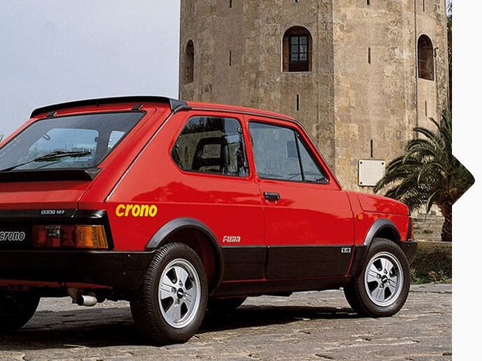 Heckansicht eines roten SEAT Fura Crono von 1982.