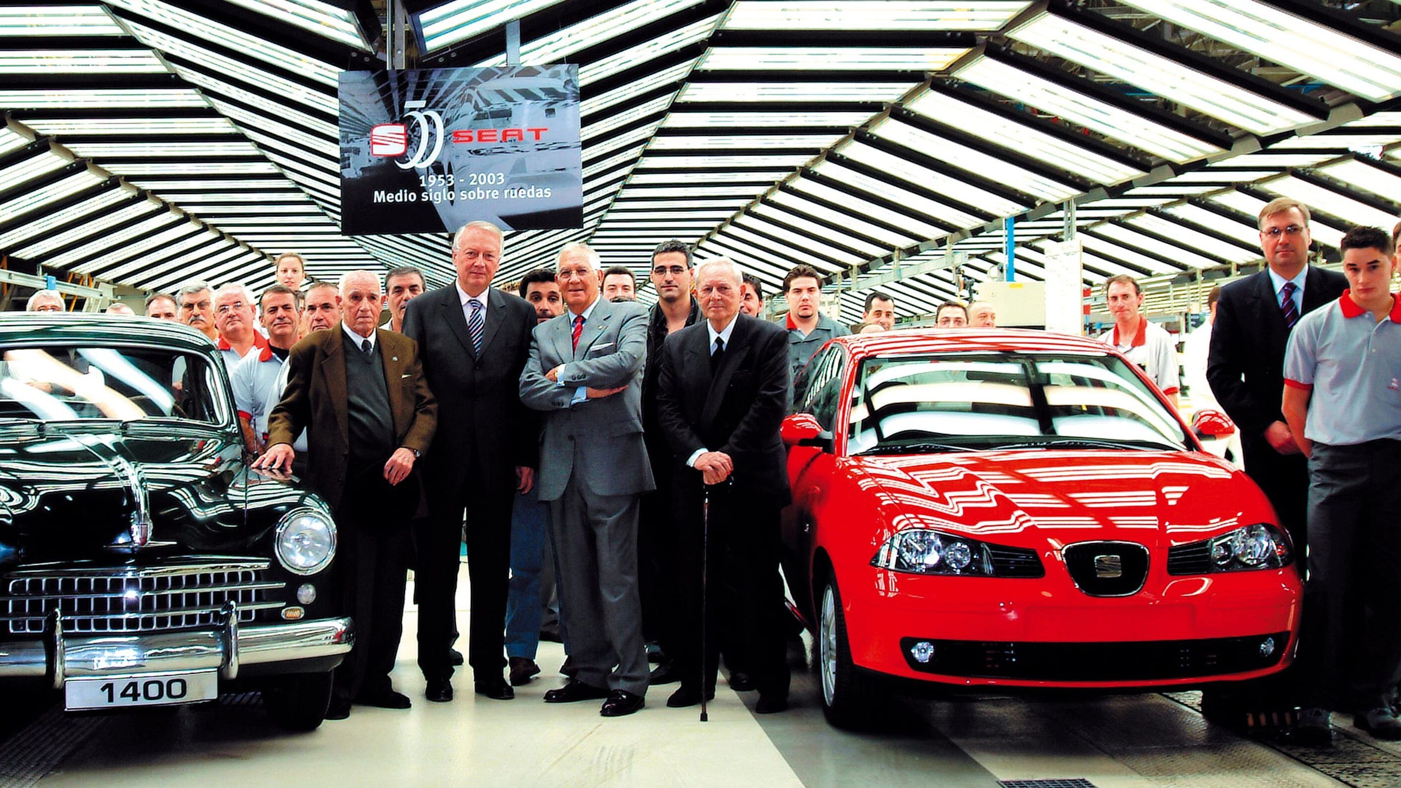 Präsentation eines roten SEAT Leon Anfang 2000.