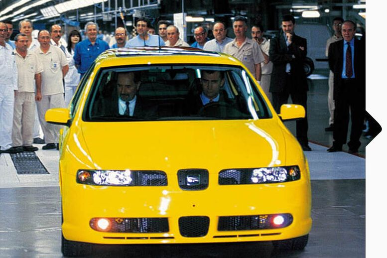 Ein gelber SEAT Ibiza beim Debüt 2001.