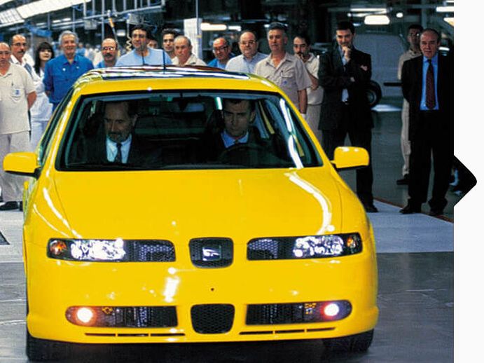 Ein gelber SEAT Ibiza beim Debüt 2001.