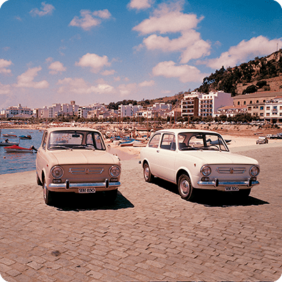 Zwei SEAT 850 Modelle an einem Strand Anfang der 60er Jahre.