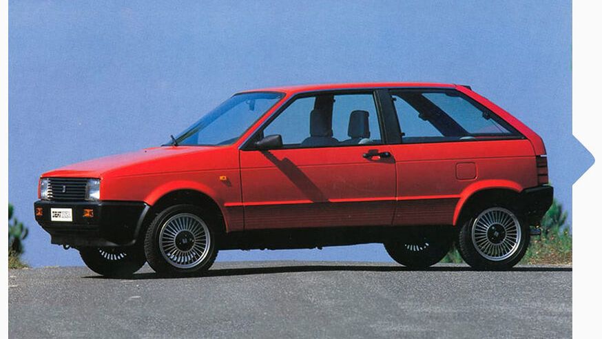 Ein roter SEAT Ibiza von 1984.