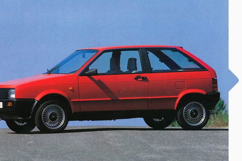 Ein roter SEAT Ibiza von 1984.
