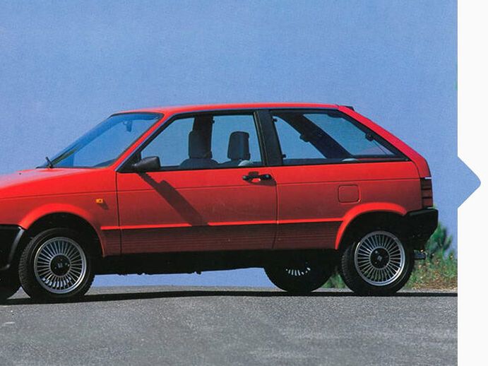 Ein roter SEAT Ibiza von 1984.