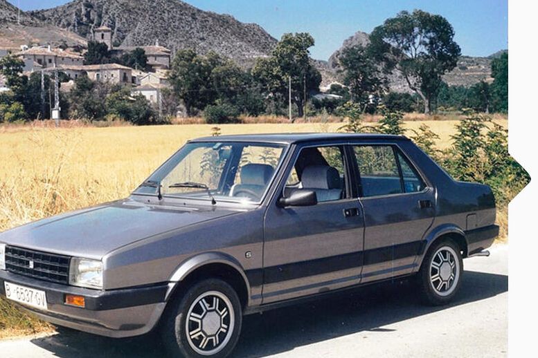 Ein grauer SEAT Malaga aus dem Jahr 1985.