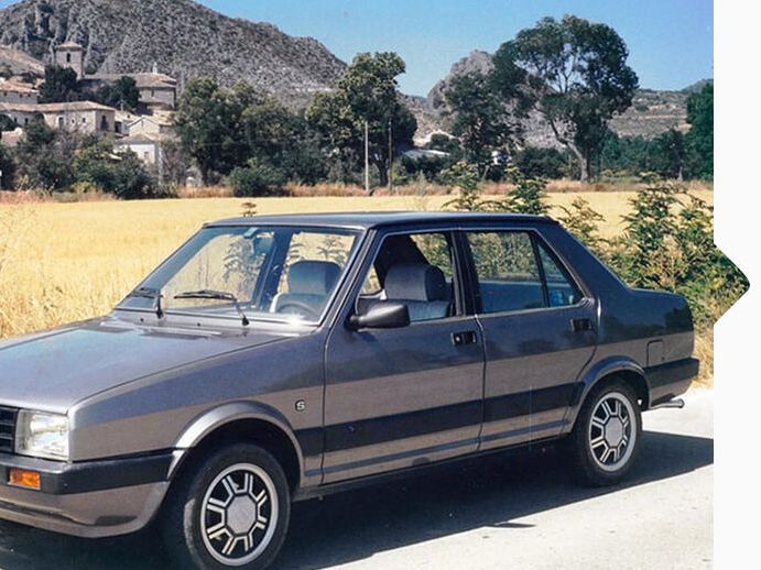 Ein grauer SEAT Malaga aus dem Jahr 1985.