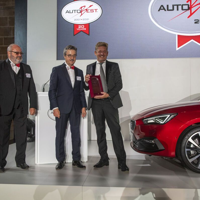 Wayne Griffiths (r.), Vorstandsvorsitzender der SEAT S.A. und CEO von CUPRA, nimmt die Trophäe entgegen