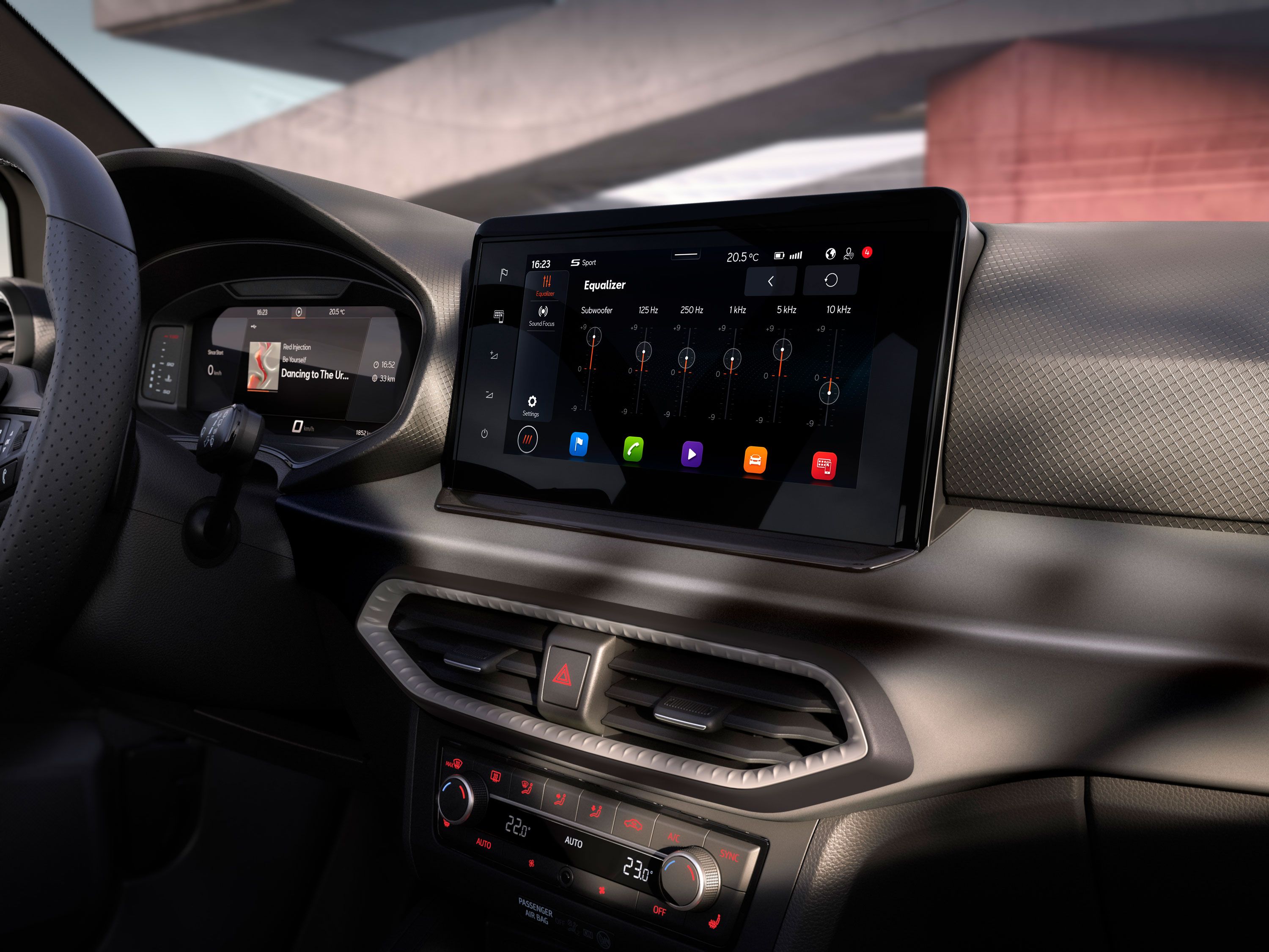 Innenansicht des SEAT Ibiza mit Dashboard, das unter anderem das SEAT Soundsystem zeigt.