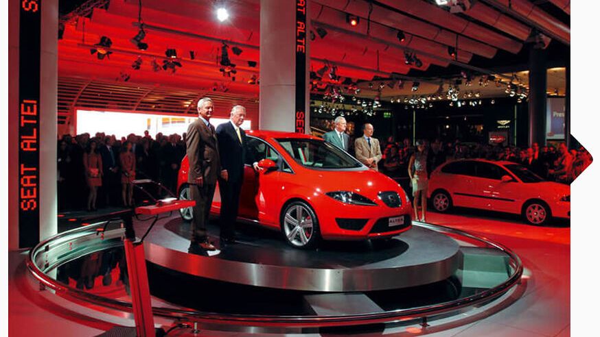 Präsentation eines roten SEAT Altea beim Autosalon in Genf 2004.