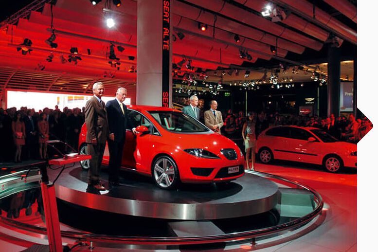 Präsentation eines roten SEAT Altea beim Autosalon in Genf 2004.