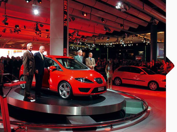 Präsentation eines roten SEAT Altea beim Autosalon in Genf 2004.