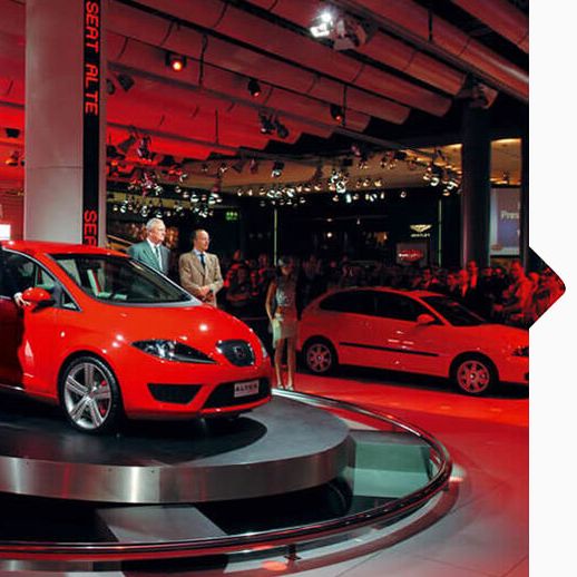 Präsentation eines roten SEAT Altea beim Autosalon in Genf 2004.