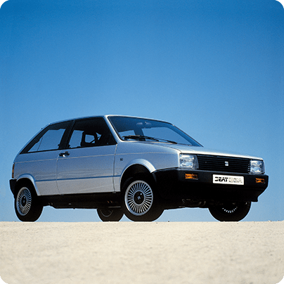 Ein silberner SEAT Ibiza von 1984.