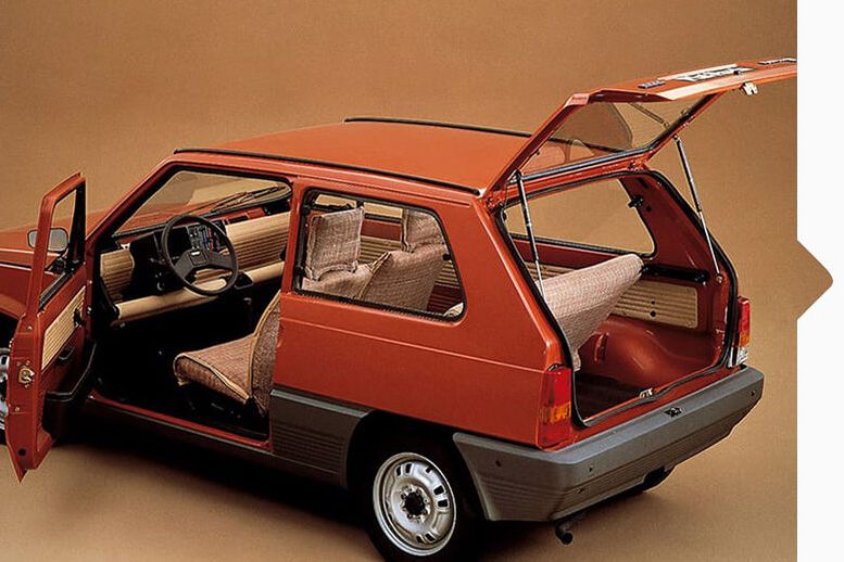 Ein roter SEAT Panda von 1980 mit geöffneten Türen und Heckklappe.