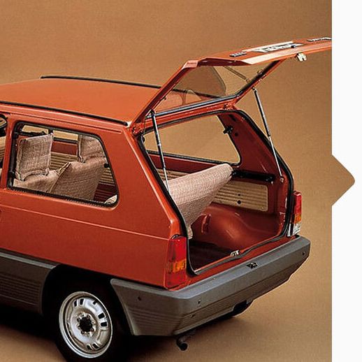 Ein roter SEAT Panda von 1980 mit geöffneten Türen und Heckklappe.