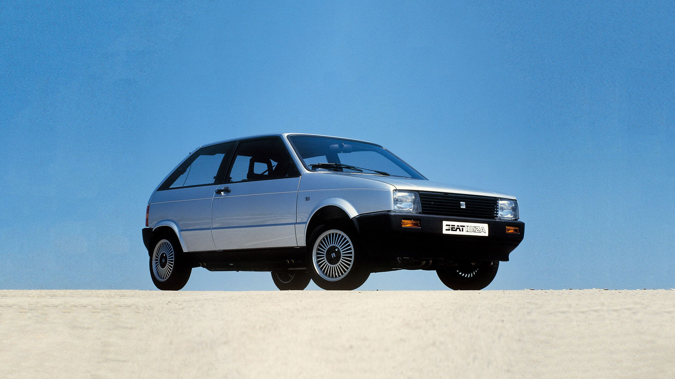 Ein silberner SEAT Ibiza von 1984.