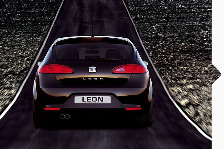 Heckansicht eines schwarzen SEAT Leon von 2005.