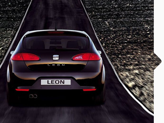 Heckansicht eines schwarzen SEAT Leon von 2005.