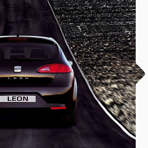 Heckansicht eines schwarzen SEAT Leon von 2005.