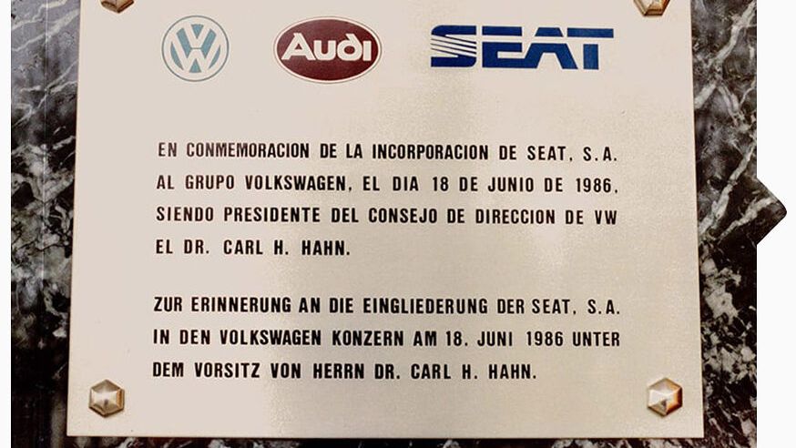 Erinnerungsschild zur Eingliederung von SEAT in die Volkswagen Gruppe 1986.