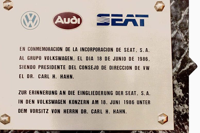 Erinnerungsschild zur Eingliederung von SEAT in die Volkswagen Gruppe 1986.