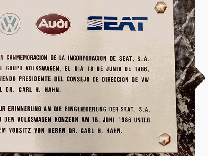 Erinnerungsschild zur Eingliederung von SEAT in die Volkswagen Gruppe 1986.