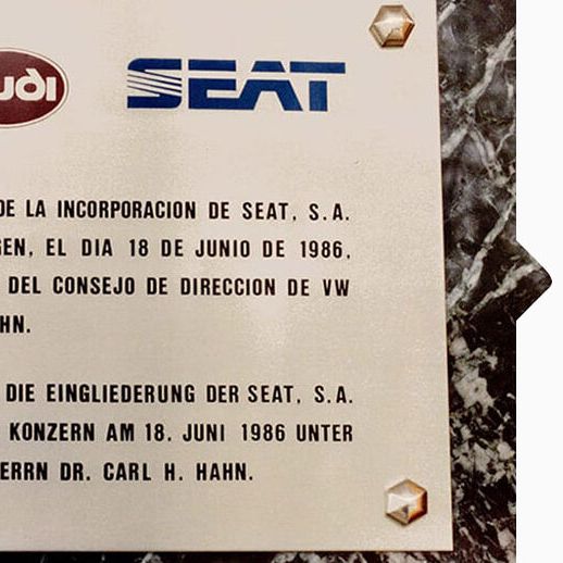Erinnerungsschild zur Eingliederung von SEAT in die Volkswagen Gruppe 1986.